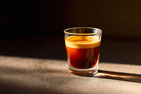Un shot d’espresso dans un verre.